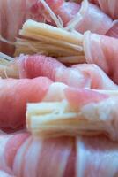 Nadel Pilz im das rollen von dünn geschnitten Schweinefleisch bereiten zu Koch foto