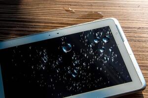 Wasser auf das Tablet verschüttet foto