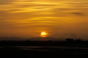 Sonnenuntergang Himmel auf das See foto