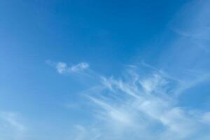 blauer Himmel mit weißer Wolke foto