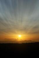 Sonnenuntergang Himmel auf das See foto