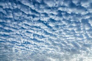 weiße Wolke am Himmel foto