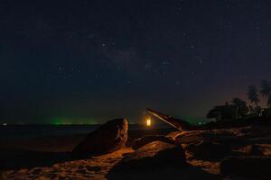 Laternen auf das Strand im das dunkel Nacht. foto