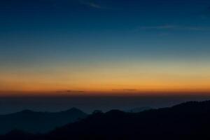 Silhouetten Berg und Himmel Vor Sonnenaufgang foto
