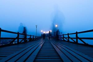 mon Brücke im das Morgen. foto