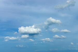 blauer Himmel mit weißer Wolke foto