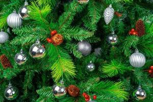geschmückt mit glänzenden Kugeln schöner Weihnachtsbaum