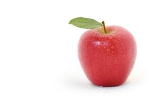 roter Apfel auf weißem Hintergrund foto