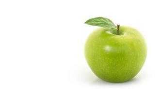 grüner Apfel auf weißem Hintergrund