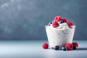 frisch Beeren auf Joghurt im Weiß Schalen gegen Blau Hintergrund foto