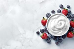 Schüssel von Joghurt mit frisch Erdbeeren und Blaubeeren auf ein Blau Hintergrund. foto