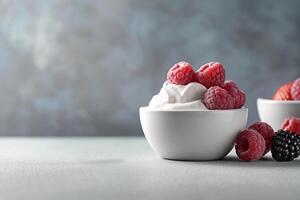 Schüssel von Joghurt gekrönt mit frisch Himbeeren auf ein glatt Oberfläche. foto