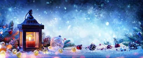Schneelaterne mit Tannenzweigen und Kugeln - Weihnachtskarte