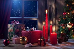 Ansicht von Geschenkboxen und roten Kerzen auf Weihnachtshintergrund