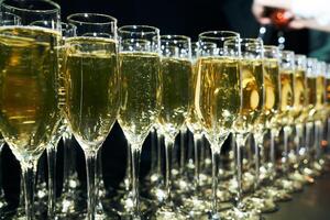 Brille gefüllt mit Champagner auf das Tabelle foto