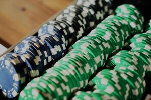 Poker spielen Chips im ein Koffer, einstellen foto