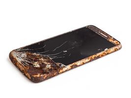 gebrochen Smartphone Bildschirm auf Weiß Hintergrund foto