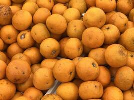 frisch Orangen beim das Markt foto