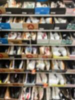verschwommen Hintergrund von Schuhe Geschäft im Einkaufen Einkaufszentrum , abstrakt Hintergrund zum Präsentation foto