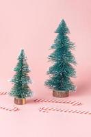 Ree Weihnachtsbaum mit Zuckerstange auf pastellrosa Studiohintergrund