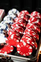 Poker spielen Chips im ein Koffer, einstellen foto