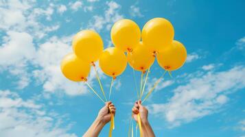 Hände halten Gelb Luftballons und Luftballons fliegend auf Himmel Hintergrund foto