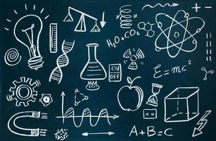 Chemiker und mathematische Zeichnungen auf Tafelhintergrund foto