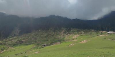 ein wolkig Himmel erzählt Sie Das Regen auf das Weg. foto