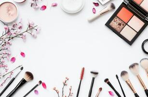 Schönheit Produkte und bilden Bürsten vereinbart worden auf ein Weiß Hintergrund zum ein kosmetisch Vitrine foto