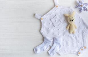 einstellen von Weiß Kleider und Zubehör zum Neugeborene Baby. foto