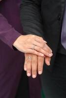 Hochzeit Ring Foto schießen Konzept ein Mann tragen ein formal schwarz passen und lila Krawatte ist halten ein Hochzeit Ring