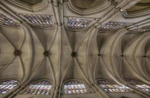 Toledo, Spanien, 15. März 2016 - Innenraum der Kathedrale von Toledo. es wird von vielen als eines der wichtigsten gebäude der gotischen stil des 13. jahrhunderts in spanien angesehen. foto