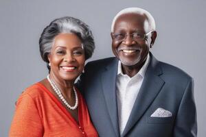 glücklich schwarz Haut Senior Paar im grau Hintergrund. Konzept von Erfolg im Geschäft und Leben. foto