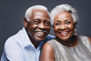glücklich schwarz Haut Senior Paar im dunkel Hintergrund. Konzept von Erfolg im Geschäft und Leben. foto