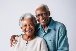 glücklich schwarz Haut Senior Paar im Licht Hintergrund. Konzept von Erfolg im Geschäft und Leben. foto