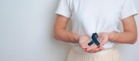 melanom und hautkrebs, bewusstseinsmonat für impfverletzungen und ruhe in friedenskonzepten. Frau mit schwarzem Band foto