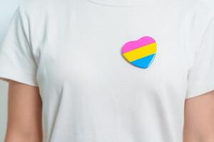 pansexuell Stolz Tag und lgbt Stolz Monat Konzept. Hand halten Rosa, Gelb und Blau Herz gestalten zum lesbisch, Fröhlich, bisexuell, Transgender, queer und pansexuell Gemeinschaft foto