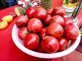 rot Granatapfel Früchte im Korb auf das Tabelle foto