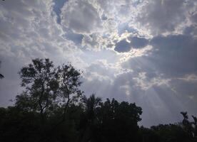 das Licht von das Sonne leuchtenden durch das Wolken. foto