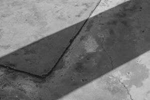 Zement Fußboden Das über durch lange Schatten. foto