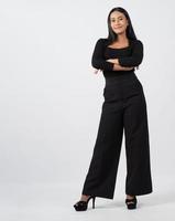 asiatische Frau Ganzkörper. Thai-Frau im modernen Chic-Stil steht im weißen Studio foto