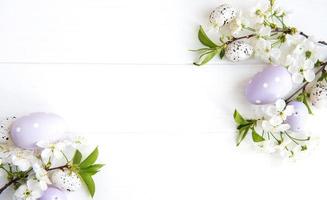 Ostereier und Frühlingskirschblüte foto
