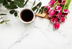 Tasse Kaffee und rosa Tulpen foto