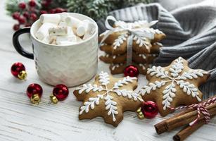 Weihnachtsschmuck, Kakao und Lebkuchen. foto