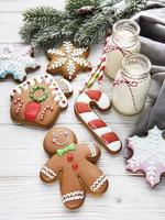 Weihnachtsplätzchen mit Milch und Lebkuchen foto