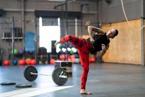 Frau Arbeiten aus treten im ein Kreuz Ausbildung Fitnessstudio foto