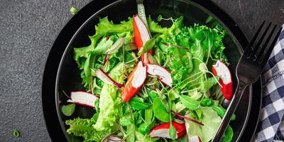 Salat Krabbenstange Salatblätter Mix grün foto