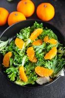Salat Zitrussalat, Mixblätter, Mandarinen- oder Orangenmehl foto