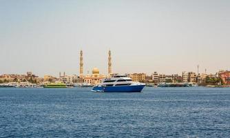 viele schiffe in der hkrgada marina im roten meer foto