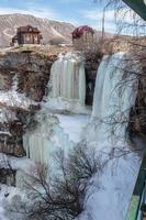 ein großer gefrorener Wasserfall. 3 kaskadierende Wasserfälle in Dagestan foto